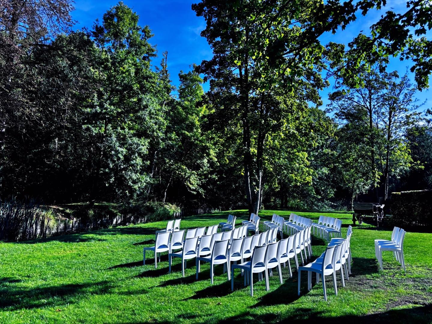 Ceremonieopstelling in het groen op Domein ’t Meersdael