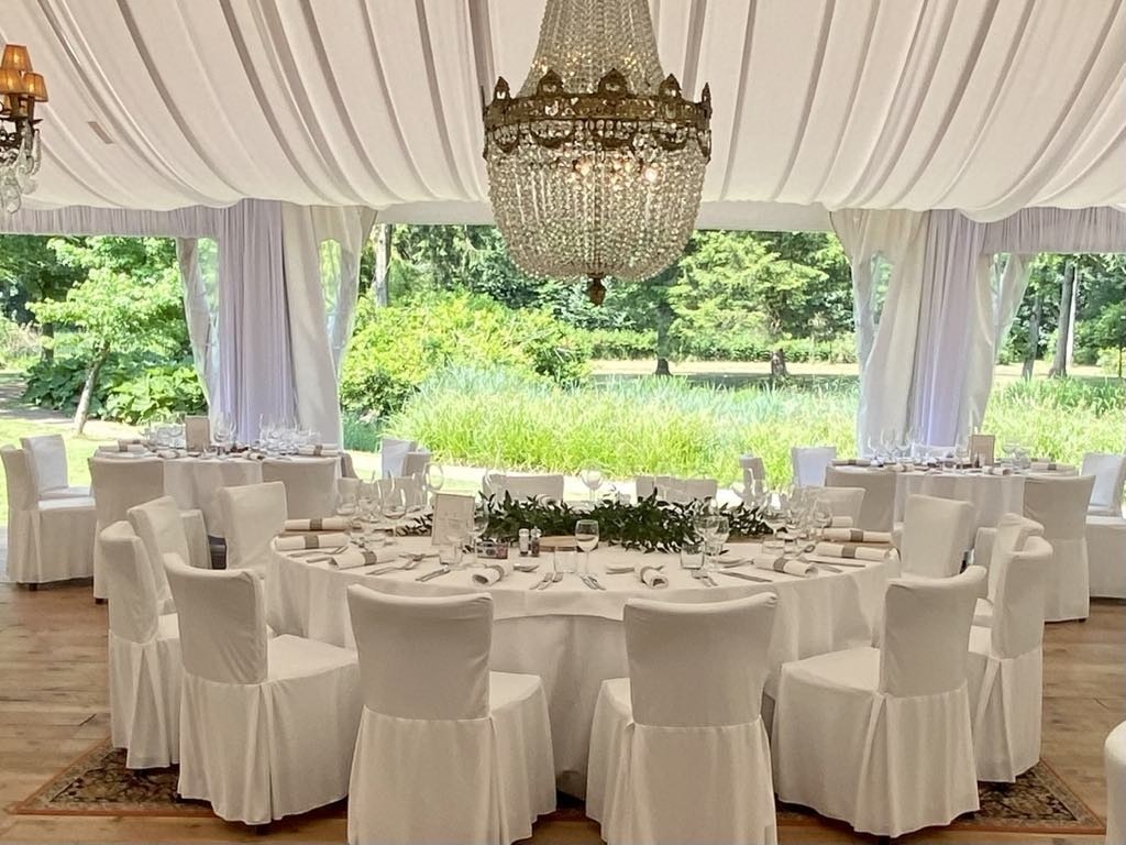 Feesttent met gedekte tafels op Domein ’t Meersdael